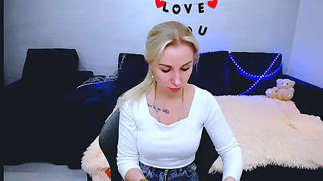 Hanna--Sweet online show from February 13, 11:50 am