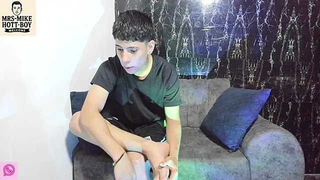 Snapshot of Mrs-mike-hott-boy chatting on December 15, 1:10 am Mrs-mike-hott-boy online show from December 15, 1:10 am