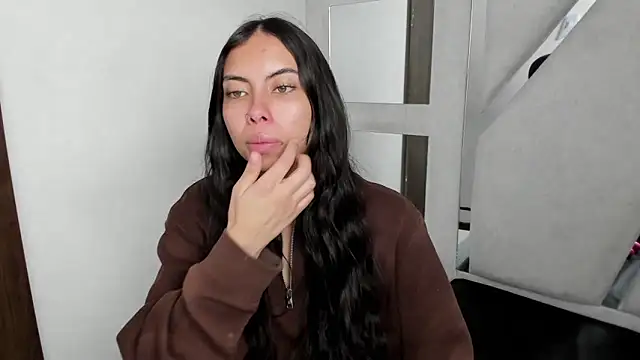 Snapshot of Alana_Hotterr chatting on January 18, 5:00 am Alana Hotterr online show from January 18, 5:00 am