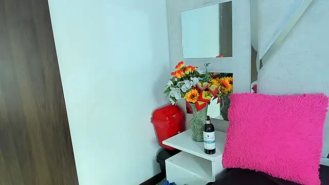 Snapshot of Alana_Hotterr chatting on February 14, 3:47 am Alana Hotterr online show from February 14, 3:47 am