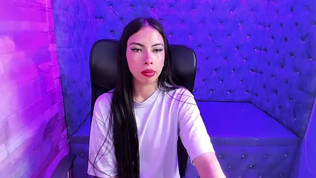 Snapshot of Alana_Hotterr chatting on February 18, 3:46 am Alana Hotterr online show from February 18, 3:46 am