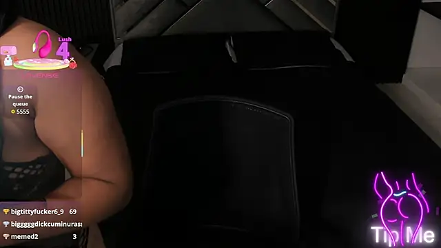 Snapshot of Almaablack chatting on December 15, 8:24 pm Almaablack online show from December 15, 8:24 pm