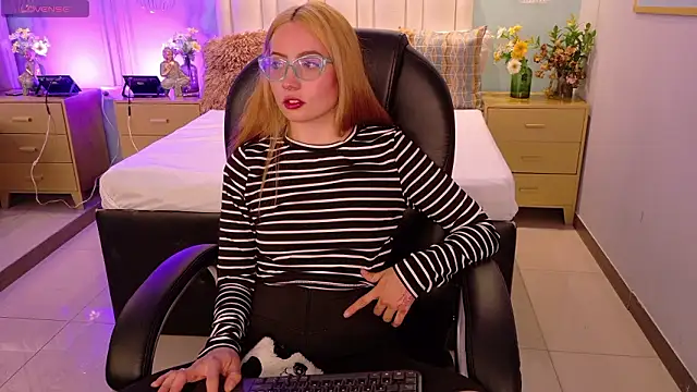 danielamilles online show from March 10, 4:50 am