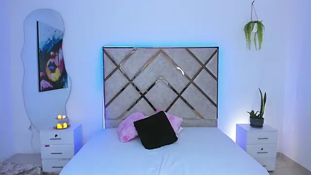 queenie staar online show from March 18, 7:39 pm