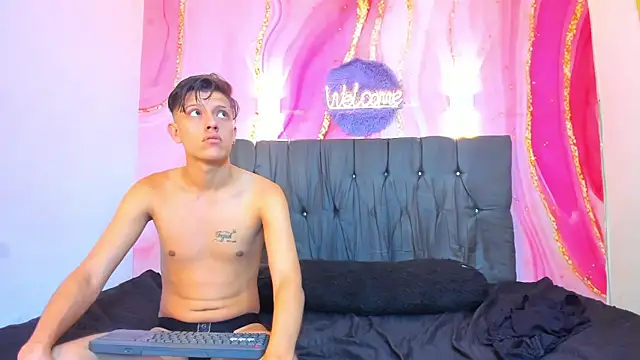 Snapshot of Hotsweet_Guys chatting on December 14, 4:51 am Hotsweet Guys online show from December 14, 4:51 am