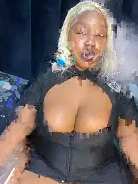 Snapshot of THICKBARBIE32 chatting on July 10, 12:59 am THICKBARBIE32 online show from July 10, 12:59 am