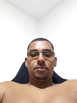 Reis001122 online show from May 2, 3:22 am