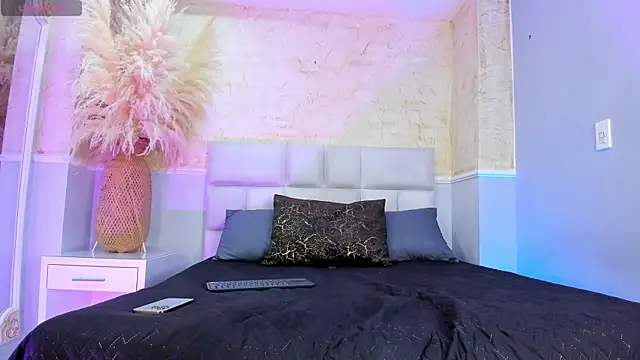 Snapshot of HileySweett chatting on December 15, 2:43 pm HileySweett online show from December 15, 2:43 pm