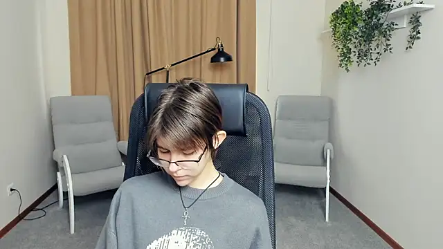 Snapshot of LeoneKonma chatting on December 17, 9:04 am LeoneKonma online show from December 17, 9:04 am