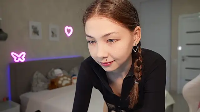 luna young online show from April 15, 5:31 pm
