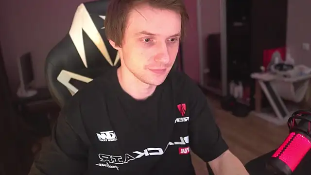 Snapshot of art_hunter chatting on December 15, 8:46 pm art hunter online show from December 15, 8:46 pm