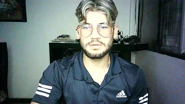Snapshot of thedragonboyxxx chatting on March 21, 3:44 am thedragonboyxxx online show from March 21, 3:44 am