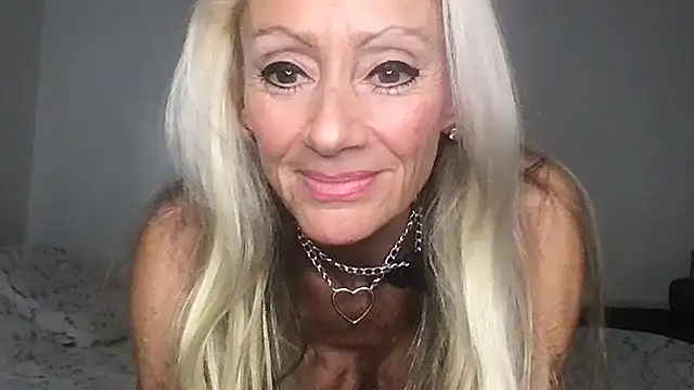 Snapshot of siennadiamond chatting on May 18, 11:38 am siennadiamond online show from May 18, 11:38 am