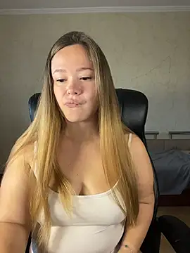 Snapshot of CaramelleSugarr chatting on July 18, 5:17 pm CaramelleSugarr online show from July 18, 5:17 pm