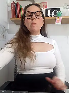 SofiEsteves online show from May 1, 3:05 pm