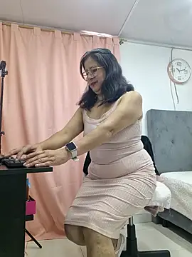 Snapshot of christy_ant chatting on June 16, 6:21 pm christy ant online show from June 16, 6:21 pm
