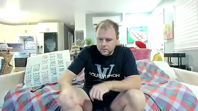 Snapshot of Studmuffin4you chatting on February 14, 12:18 am Studmuffin4you online show from February 14, 12:18 am