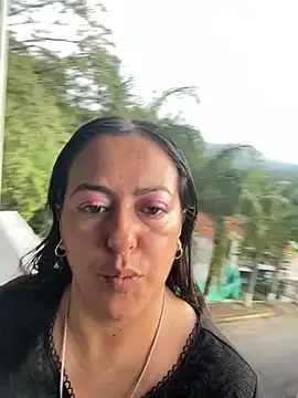 Snapshot of evelyn_harpeery chatting on May 13, 11:18 am evelyn harpeery online show from May 13, 11:18 am