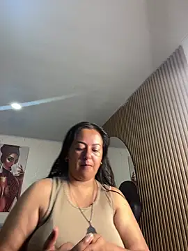 Snapshot of evelyn_harpeery chatting on May 21, 10:55 am evelyn harpeery online show from May 21, 10:55 am