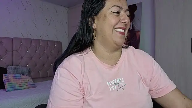 Snapshot of evelyn_harpeery chatting on June 9, 10:49 am evelyn harpeery online show from June 9, 10:49 am