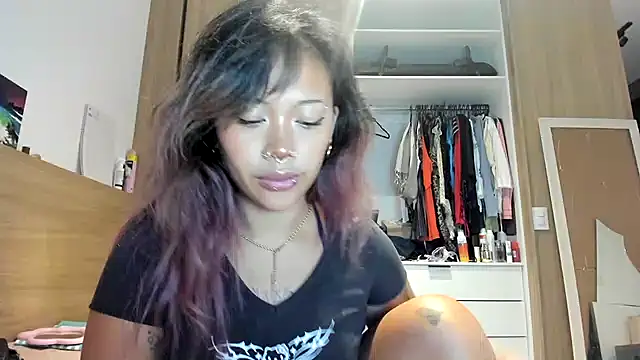 Snapshot of heavenngirlyy444 chatting on December 18, 7:14 am heavenngirlyy444 online show from December 18, 7:14 am