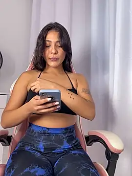 Snapshot of Laurapocah chatting on December 18, 7:42 pm Laurapocah online show from December 18, 7:42 pm