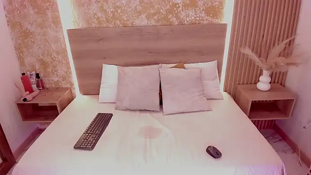 amber  ferrera online show from January 31, 7:45 pm