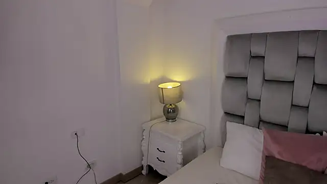 amber  ferrera online show from March 18, 7:50 pm