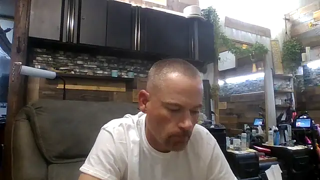 Snapshot of MISTERANDDEMI chatting on May 18, 5:24 am MISTERANDDEMI online show from May 18, 5:24 am