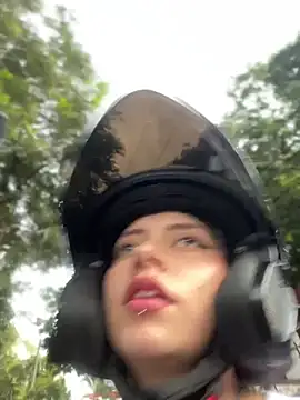 Snapshot of CamiTeaseX_ chatting on February 19, 9:33 pm CamiTeaseX online show from February 19, 9:33 pm