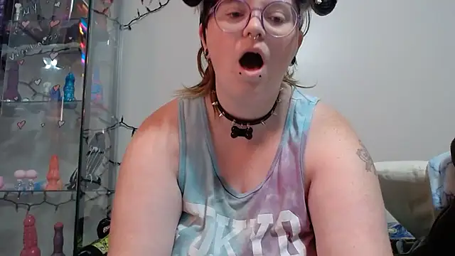 Snapshot of Pupghostt chatting on June 5, 1:06 pm Pupghostt online show from June 5, 1:06 pm