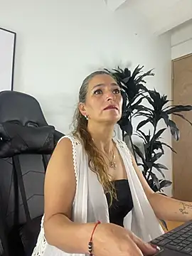 Snapshot of JennaMilf_ chatting on August 2, 3:27 am JennaMilf online show from August 2, 3:27 am