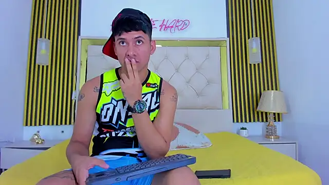 Snapshot of Sweet_kevin1 chatting on December 20, 3:57 am Sweet kevin1 online show from December 20, 3:57 am