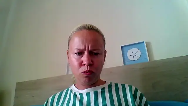 Snapshot of jennyblondeuk chatting on May 10, 1:49 pm jennyblondeuk online show from May 10, 1:49 pm