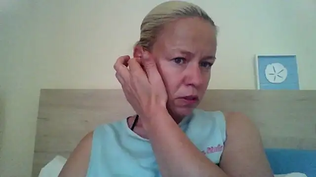 Snapshot of jennyblondeuk chatting on May 13, 3:42 pm jennyblondeuk online show from May 13, 3:42 pm