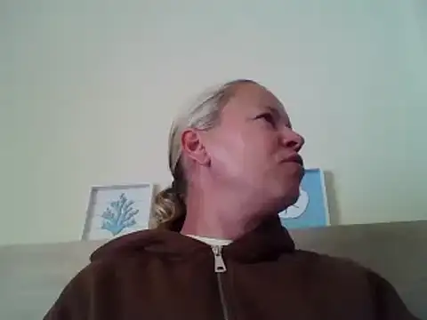Snapshot of jennyblondeuk chatting on May 17, 5:20 pm jennyblondeuk online show from May 17, 5:20 pm