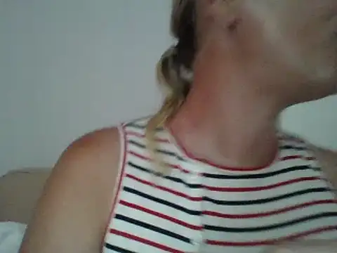 Snapshot of jennyblondeuk chatting on May 28, 4:37 pm jennyblondeuk online show from May 28, 4:37 pm