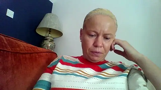 Snapshot of jennyblondeuk chatting on July 30, 3:22 pm jennyblondeuk online show from July 30, 3:22 pm