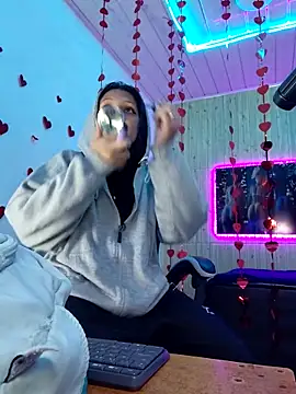 Snapshot of ashley-17 chatting on February 17, 4:42 am ashley-17 online show from February 17, 4:42 am