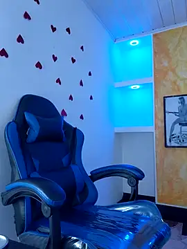 Snapshot of ashley-17 chatting on February 19, 5:14 am ashley-17 online show from February 19, 5:14 am