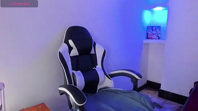 Snapshot of ashley-17 chatting on March 6, 4:42 am ashley-17 online show from March 6, 4:42 am