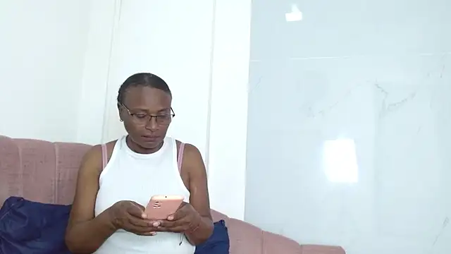 Snapshot of CleopatraIsis chatting on December 22, 7:33 pm CleopatraIsis online show from December 22, 7:33 pm