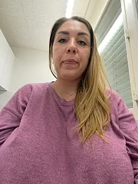 Snapshot of Vaannessaa chatting on December 21, 8:27 pm Vaannessaa online show from December 21, 8:27 pm