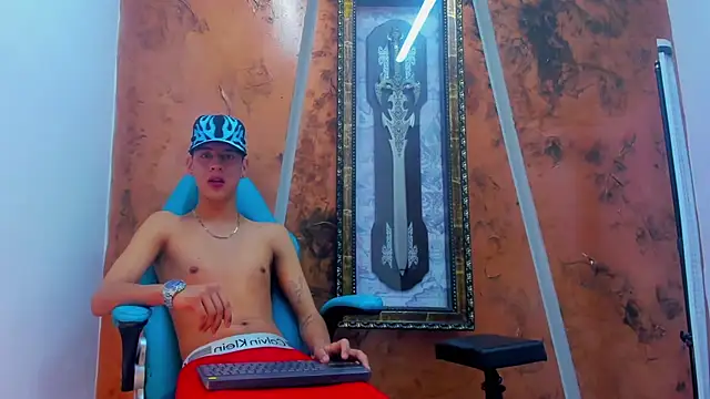 Snapshot of tommy_bigcock19_ chatting on December 22, 7:05 am tommy bigcock19 online show from December 22, 7:05 am