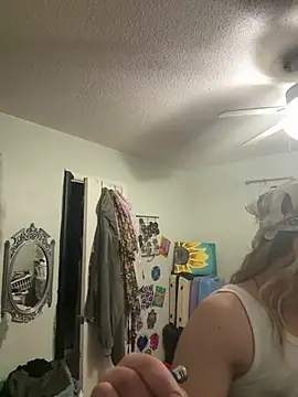 Snapshot of Trippyyb28 chatting on February 28, 1:28 am Trippyyb28 online show from February 28, 1:28 am