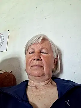 Snapshot of KlaudiaDarling chatting on May 4, 8:10 am KlaudiaDarling online show from May 4, 8:10 am