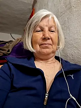 Snapshot of KlaudiaDarling chatting on May 5, 6:49 pm KlaudiaDarling online show from May 5, 6:49 pm