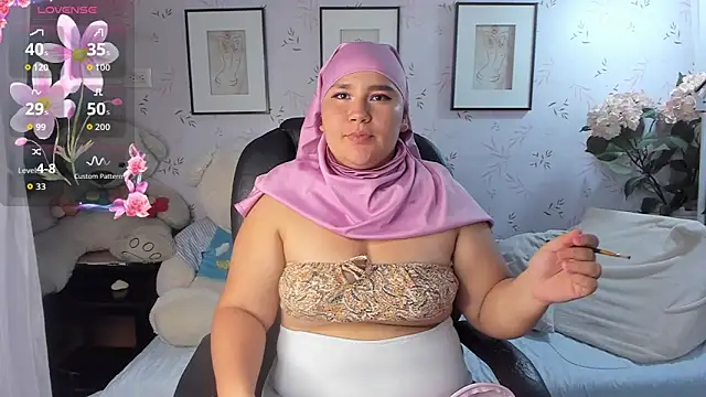 Snapshot of amira_karim chatting on December 23, 3:04 am amira karim online show from December 23, 3:04 am