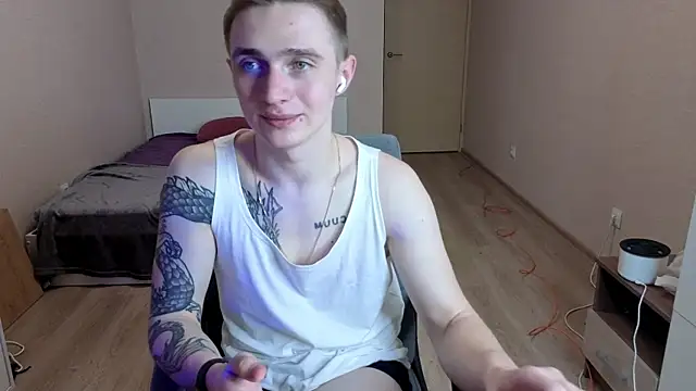 Snapshot of LEO__MILLER chatting on April 13, 10:37 pm LEO MILLER online show from April 13, 10:37 pm