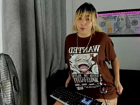 Sandy straw online show from April 28, 11:37 am